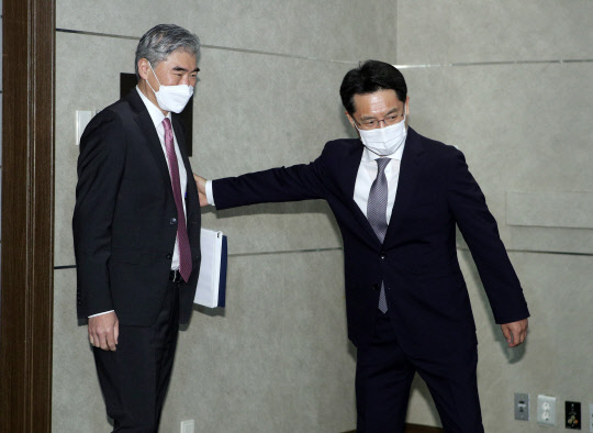 노규덕 한반도평화교섭본부장(오른쪽). 사진은 지난 21일 서울 중구 롯데호텔에서 열린 한-미 북핵 수석대표 협의에 참석해 성 김 미국 대북특별대표와 인사하는 모습. 사진공동취재단=연합뉴스.